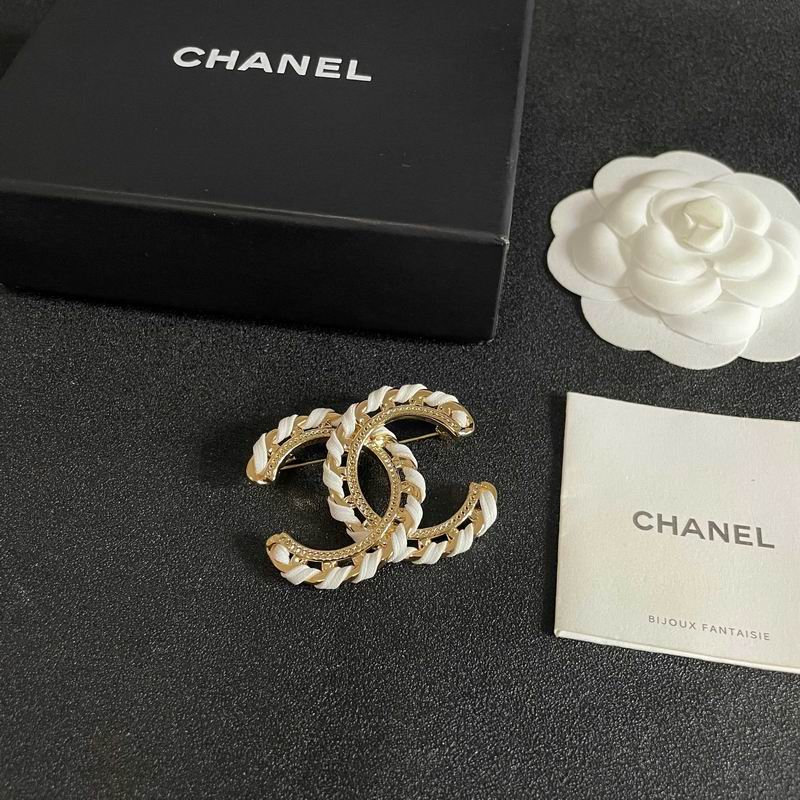 Chanel Brooch 06yxs58
